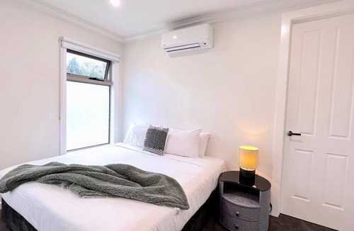 Doncaster House | Brilliant Doncaster House Free Parking Smart TV