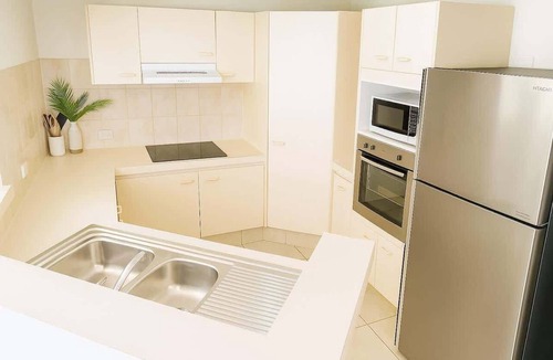 Broadbeach Apartment | Broadbeach | 4Min to Beach | Pool | Free Parking