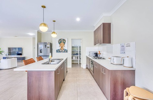 Point Cook House | Broadstone PC 9-bed 5-bathroom Luxe Family House Double Storey