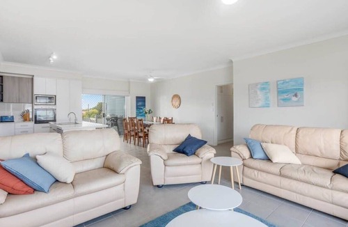 Goolwa Beach House | Bryant Blue – 10 Bryant Crescent, Goolwa Beach Light-Filled Family Beach House | Walk to Goolwa Beach | Sleeps 10 | Pets Negotiable