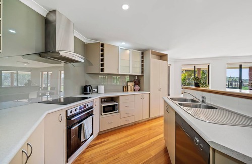 Bullsbrook House | Bullsbrook Farm Stay - Llamas, Farm Animals & Pool