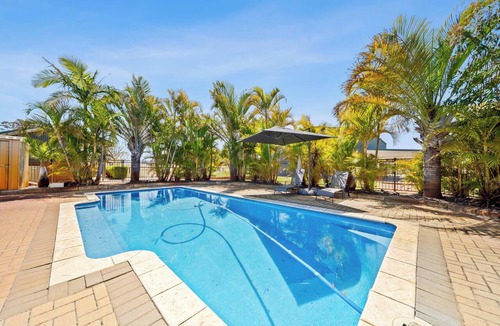 Bullsbrook House | Bullsbrook Farm Stay - Llamas, Farm Animals & Pool