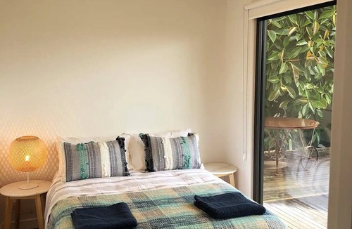 Lorne House | Bunga Raya