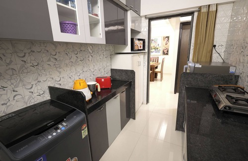 Goregaon West Apartment | Business Stay Done Right: Cozy 2 BHK in Goregaon