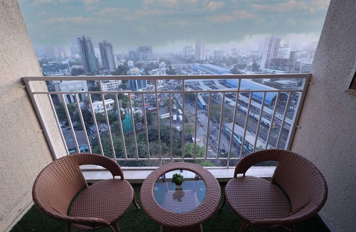 Goregaon West Apartment | Business Stay Done Right: Cozy 2 BHK in Goregaon