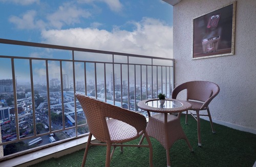 Goregaon West Apartment | Business Stay Done Right: Cozy 2 BHK in Goregaon
