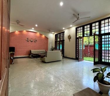 DLF Phase 3 Bed & Breakfast | Business stay