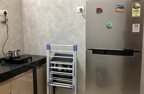 Bandra West House | Casa Quatro 5 minutes to Lilavati Hospital with alternate day cleaning.