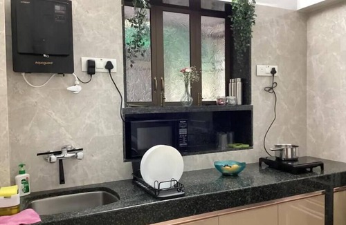 Bandra West House | Casa Quatro 5 minutes to Lilavati Hospital with alternate day cleaning.