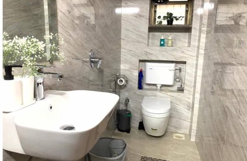 Bandra West House | Casa Quatro 5 minutes to Lilavati Hospital with alternate day cleaning.