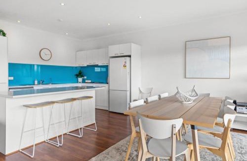 Hayborough House | Castaway Beach House - Countryside Views by the Sea
