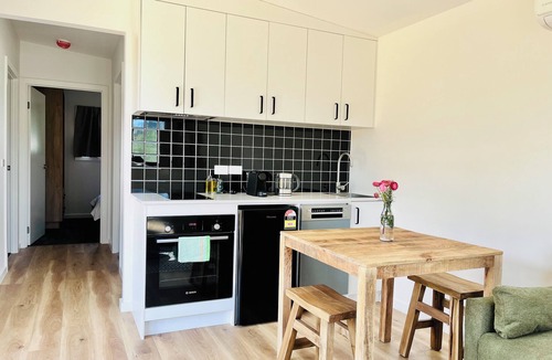 Castlemaine House | Castlemaine Short Stays - Cosy two-bedroom retreat - 5 minutes from Castlemaine