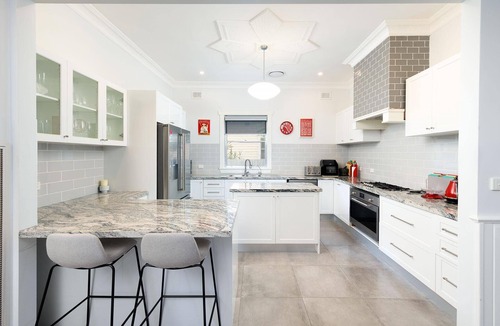 Wodonga House | Central Entertainer's Paradise - Stunning three bedroom classic in the heart of Wodonga
