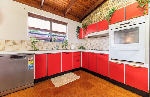 Loganholme House | Central Loganholme 6BR Home Big Yard | Walk To All