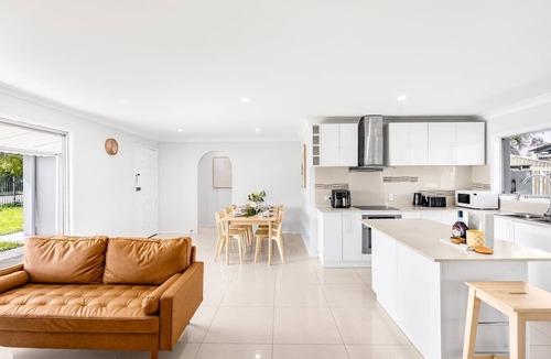 Sunnybank House | Central Sunnybank 4 Bedrooms Home, Family Friendly