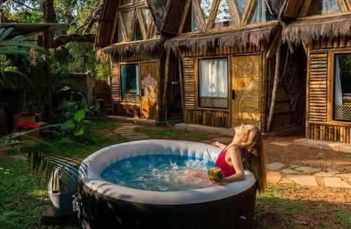 Chapora Cottage | Chakra: Premium Retro AC Cottage in Vagatornn