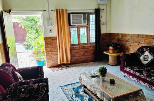Malihabad House | Charming 2-bedroom house with AC in lovely Kathwara