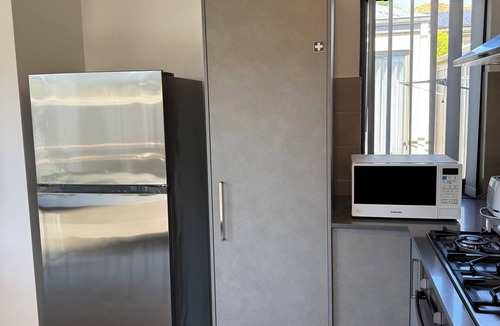 Coolbellup House | Charming and Cozy 2-bedroom bungalow with AC, WiFi and parking in Coolbellup.