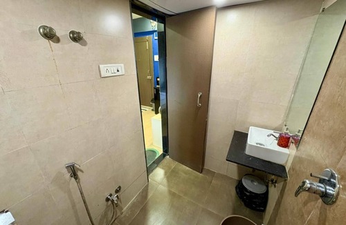 Bandra West Apartment | Charming Fully Furnished Studio at Hill Road, Bandra West.