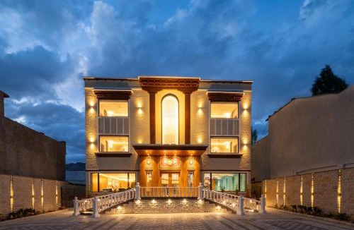 Leh Hotel | Charmwood Hotel