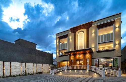 Leh Hotel | Charmwood Hotel