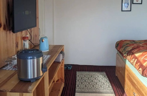 Kumharsain Bed & Breakfast | Cheerful rooms | Dyar Koul | Kotgarh 2