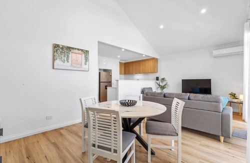 Warwick House | Chic & Sunny Warwick Oasis