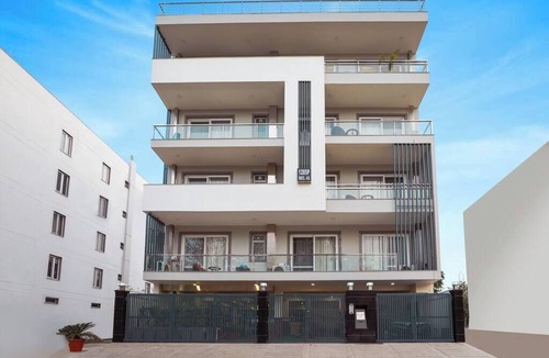 Gurugram Apartment | Child friendly Retreat w balcony & tub King Bed