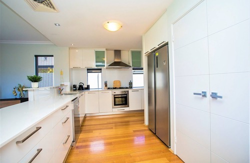 Dudley Park House | CHILLAX HOUSE -Luxury Canal Holiday House, Jetty, BBQ, Family Friendly-Sleeps 14