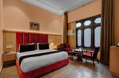 Kochi House | Classic King Clubhouse Vytilla Kochi