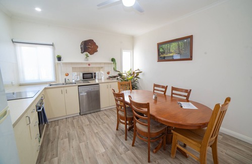 North Bendigo House | Clifford’s Cottage – Spacious 3BR | Flexible Rooms | Free Parking