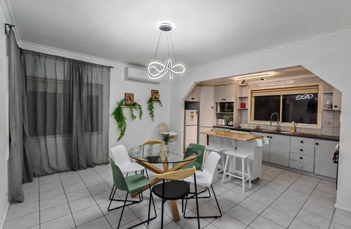 Campbellfield House | Close to Airport, Walk to Train