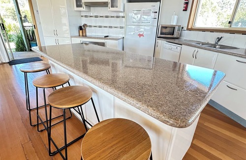 Orford House | Close to the Beach. Gateway to Maria Island.