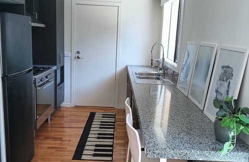 Aspendale House | Coastal charm, spacious townhouse Ideal for families or groups of up to 8