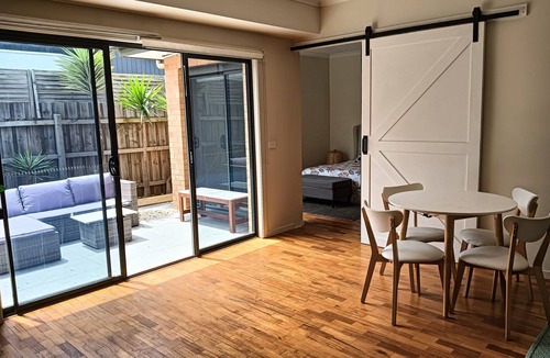 Aspendale House | Coastal charm, spacious townhouse Ideal for families or groups of up to 8