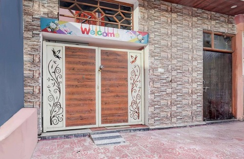 Kanpur House | Collection O Gurdev Metro Station Kanpur