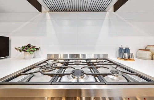 Mickleham House | Comfy Premium 4BR Near Airport, Cafes & Amenities