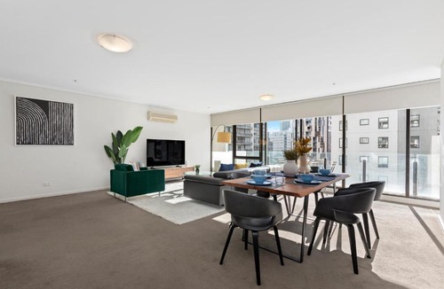 South Melbourne Apartment | Complete Host Capri Apartments