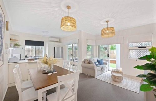 Hawthorne Apartment | Contemporary Comfy ~ 2Bed/2Bath/1Car ~ Hawthorne