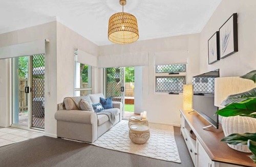 Hawthorne Apartment | Contemporary Comfy ~ 2Bed/2Bath/1Car ~ Hawthorne
