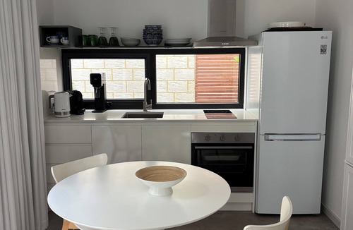 Coogee Cottage | Coogee Beach House. Sunsets and yellow sand. 2 minutes to the ocean.