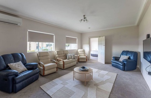 Devonport Apartment | Cosy and Comfortable Unit with Parking & Wifi