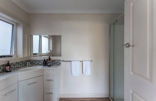 Devonport Apartment | Cosy and Comfortable Unit with Parking & Wifi
