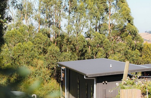 Korumburra Apartment | Cosy container house walking distance to town.