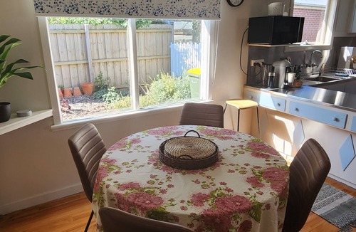 Newington House | Cosy Mid-Century home, Central, Off Street Parking and Fur Baby Friendly
