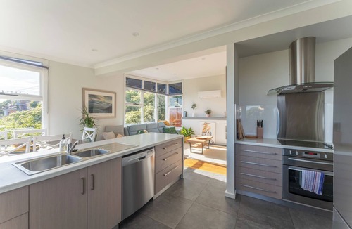 Montello House | Cosy Unit With a Sea View