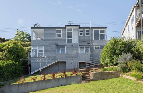 Montello House | Cosy Unit With a Sea View