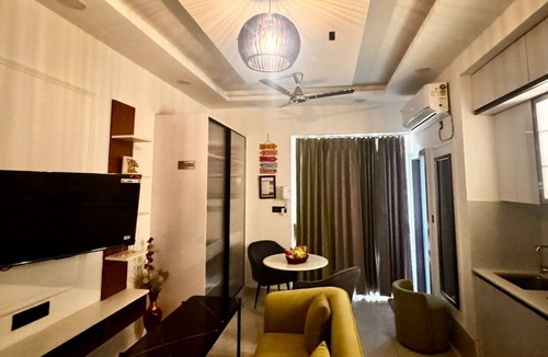 Sector 70 Apartment | Cozy 1-bedroom studio in fantastic Noida with AC