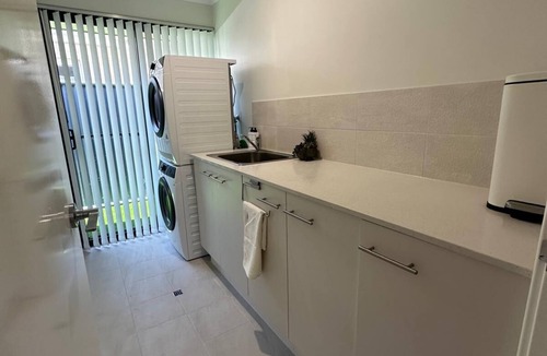Baldivis House | Cozy and Compact 4-bedroom house with WiFi, AC in charming Rivergums Baldivis
