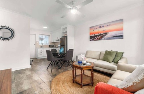 Mile End House | Cozy City Fringe Hideaway with Free Parking